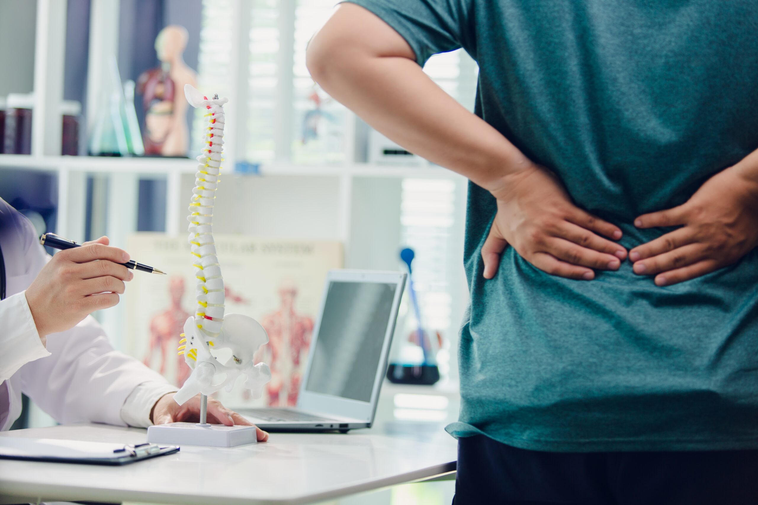 Lumbosakrale Spondylolisthesis: Ursachen, Symptome und Behandlungsmöglichkeiten